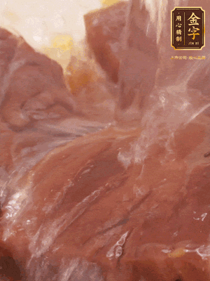 加熱水，2大勺料酒煮20分鐘，再下節(jié)瓜塊煮10分鐘即可