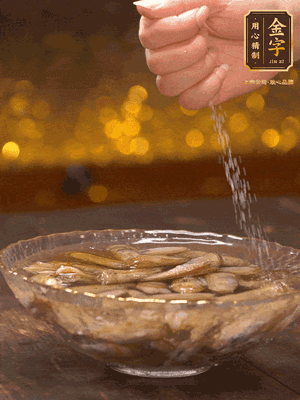 鮮活蟶子反復(fù)沖洗干凈，水中加鹽、芝麻香油浸泡30分鐘吐沙