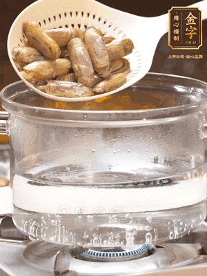 煮一鍋沸水，下蟶子汆燙30秒，撈出浸入冰水，取出蟶子肉