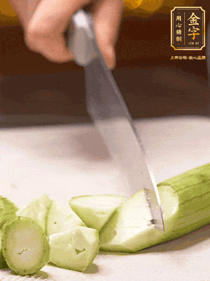 絲瓜去皮，切滾刀塊