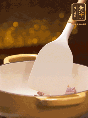 油溫7成熱，下蒜末、咸肉略微煸炒，再下絲瓜