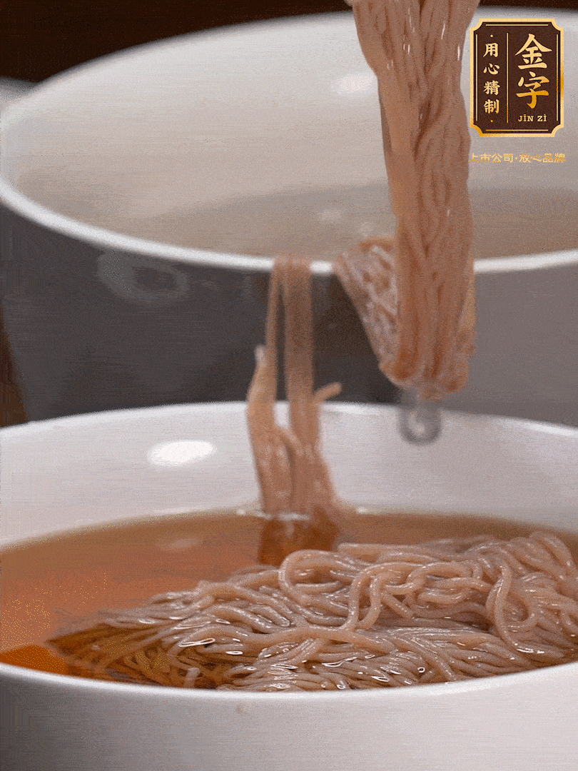 蘋果醋，一點鹽、糖、醬油，兌入涼白開水調(diào)成簡易冷面湯，放水箱冷藏