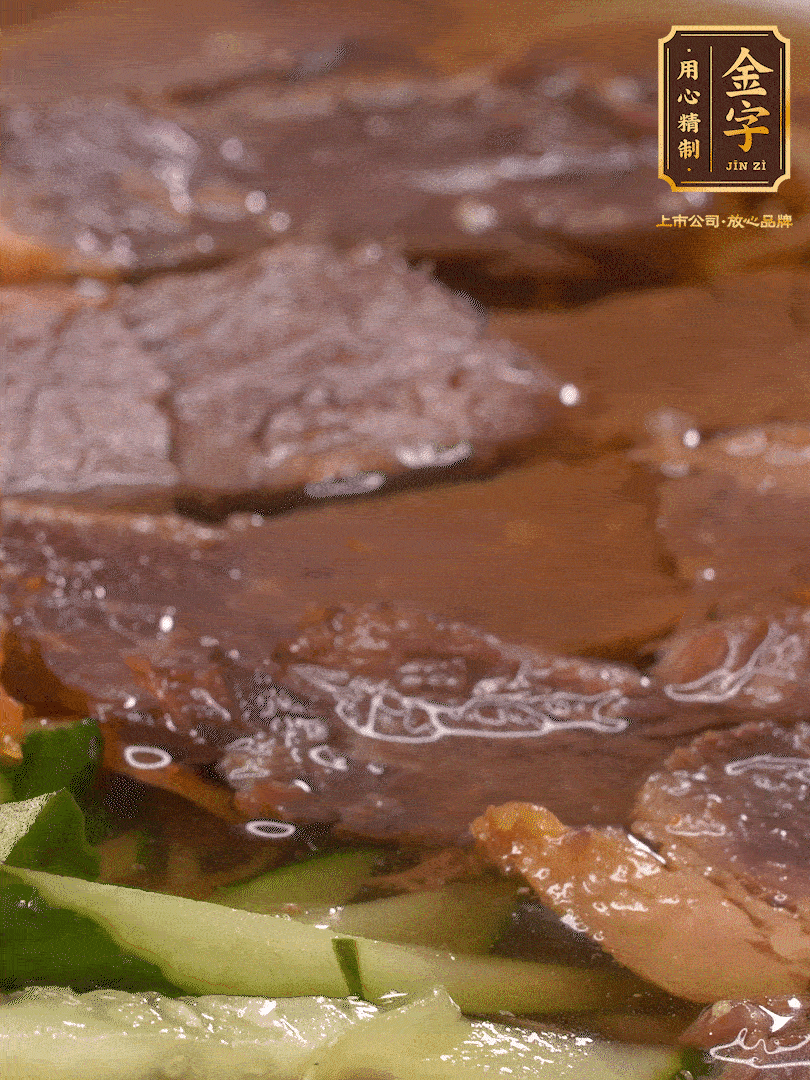 養(yǎng)麥冷面，涼水中清洗浸泡5分鐘，沸水中煮3分鐘，涼水漂洗沖涼