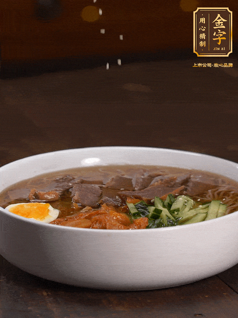 放入冰涼的冷面湯碼上黃瓜絲、泡菜、牛肉、雞蛋，撒點白芝麻