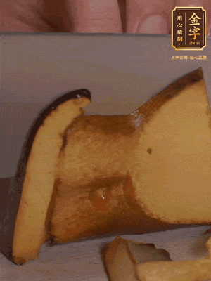 2個牛肝菌切丁，1個牛肝菌切片；金字香腸1根切丁，1根切片