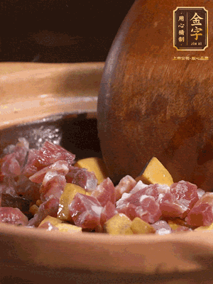 熱油下蒜片，倒入香腸丁、牛肝菌丁翻炒出香味