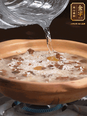 再倒入泡了30分鐘的大米翻拌均勻，加水稍微沒過（米水比例1:1），中火燜煮，到冒大泡，大致5分鐘