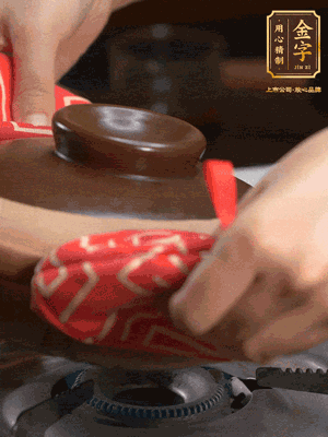 中火調(diào)成小火，鋪上香腸蓋蓋燜5分鐘。不斷轉(zhuǎn)動瓦煲，讓側(cè)壁的飯形成飯焦