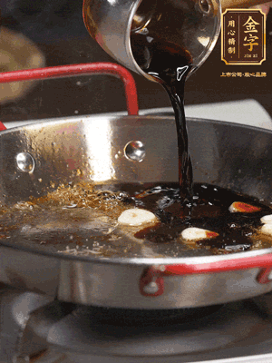 煲飯期間，用油煎熟牛肝菌。再用底油加醬油、蒜片調(diào)出鮮美醬汁