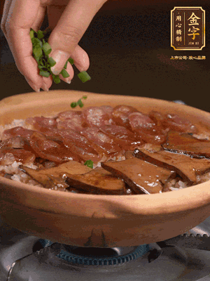 最后鋪上牛肝菌，爭分奪秒地倒上醬汁，撒點小蔥花