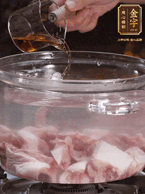 老鴨切塊，鍋里水煮開，鴨肉加姜片、料酒焯水