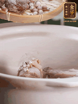 焯好水洗凈的鴨肉、薏米、芡實、蜜棗+適量水煲1小時