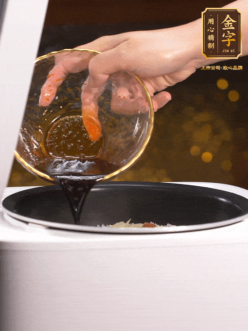 煮好后，淋上醬汁：2勺生抽、1勺老抽、1勺蠔油、半勺白糖、半勺香油、1勺水