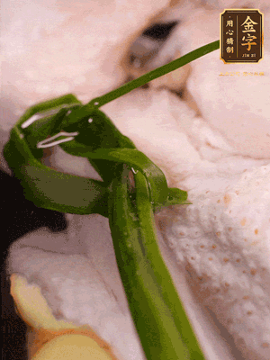 老母雞處理干凈，加生姜黃酒姜片焯水