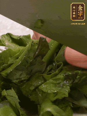 萵筍去皮切丁，萵筍葉切碎