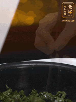 煮飯鍵開煮，根據(jù)個人口味加鹽