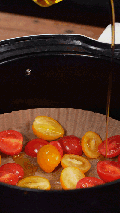 小番茄撒鹽胡椒，空氣炸鍋烤10分鐘至表面變皺