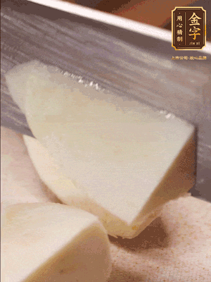 茭白去殼，底部一層老皮刨掉，切成滾刀塊