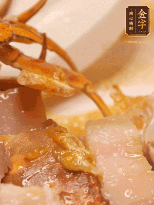 顏色變紅時(shí)，放蔥結(jié)、姜片煸香，再放咸肉、茭白、毛豆翻炒