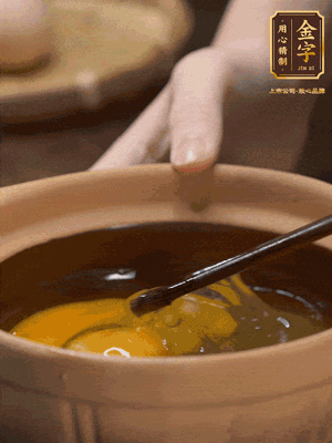 雞蛋打入砂鍋，充分打勻，1.5倍的溫水加一勺鹽，倒入蛋液中，攪拌均勻后用勺子舀去表面浮沫