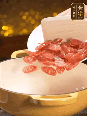 鍋里放油，香腸煸炒出多余的油脂，然后放小米辣