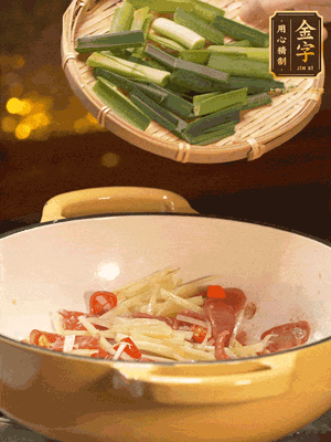 接著放蒜葉，來一點鹽，一點醬油調(diào)味翻勻