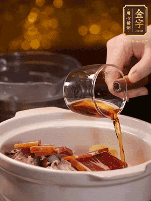 羊排、火腿、姜片一起入砂鍋，大火煮到沸騰