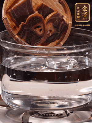 火腿蹄片，冷水下鍋，加蔥姜、料酒焯水