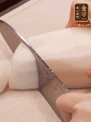 蘿卜削皮，切成滾刀塊