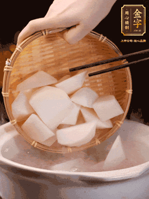 大火煮開(kāi)后，轉(zhuǎn)中小火燉40分鐘，挑出蔥結(jié)，再下蘿卜燉20分鐘