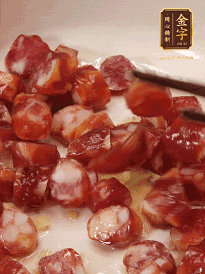 砂鍋熱油，下姜絲、香腸煸香