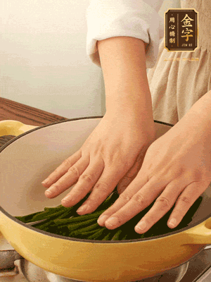 小蔥鋪在底部，放上生姜