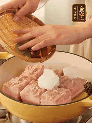 五花肉皮朝下，桂皮、八角、香葉、冰糖、生抽、花雕酒