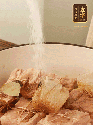 加水沒(méi)過(guò)，大火煮開(kāi)轉(zhuǎn)小火慢燉2小時(shí)，煮到收汁