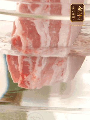 大塊豬五花冷水下鍋，蔥、姜、花雕酒焯水