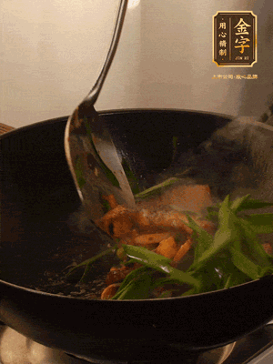 黃豆醬、鹽、糖調(diào)味，淋一圈花雕酒，蒜白先下，蒜葉后下