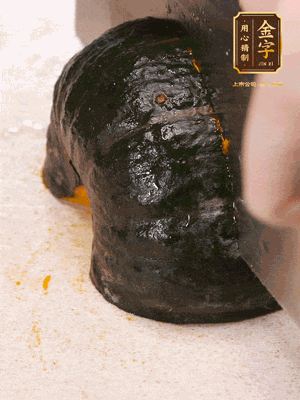 貝貝南瓜去皮，切成小塊。姜切絲