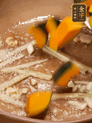 砂鍋倒一層底油，蒜粒、姜絲炒香后，再下南瓜翻炒30秒