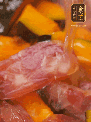 下香腸，倒沒(méi)過(guò)南瓜的水，加1/2勺鹽、1/2勺白糖、1勺蠔油燜8分鐘