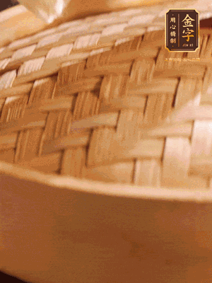 將香腸、醬油肉、臘肉放入蒸容蒸20分鐘