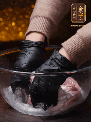 豬肚放入面粉、鹽、白酒，反復(fù)揉搓（重復(fù)3遍），洗掉表面的黏液。再把豬肚翻過(guò)來(lái)，剪去油脂，一樣反復(fù)揉搓干凈