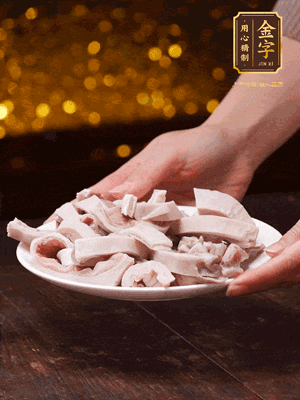 豬肚冷水下鍋，姜蔥料酒去腥，水開煮5分鐘，撈出，切小塊。
