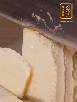 冬筍去殼切片，水開后煮2分鐘焯水
