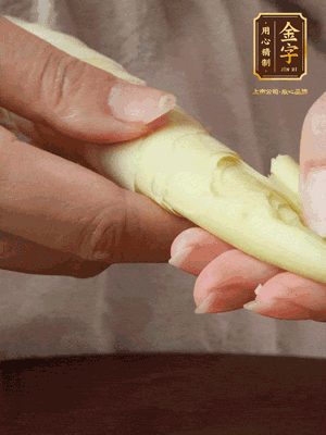 春筍沿著外皮豎著淺劃一刀，剝下外殼，切掉尾部的老根，切滾刀塊。（這個(gè)時(shí)候的春筍最為鮮嫩脆爽，不需要焯水去除澀味）