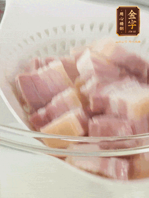 金字淡咸肉、排骨分別加料酒、蔥、姜冷水下鍋焯水，水開(kāi)撇去浮沫撈出。