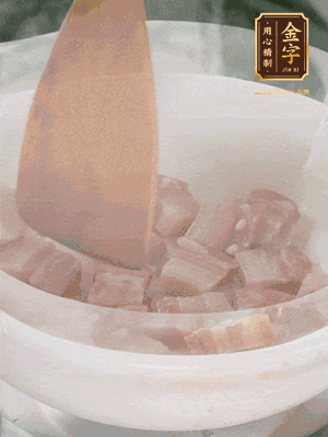 砂鍋內(nèi)咸肉微微煸出香味，再倒入開(kāi)水。放排骨滾開(kāi)后轉(zhuǎn)中小火篤30分鐘。（水盡量一次加足，以免中途加水沖淡鮮味。這一步是湯底濃白的關(guān)鍵）