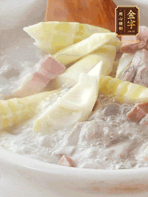 開(kāi)蓋后放春筍，小火慢篤20分鐘左右，出鍋后盛出。