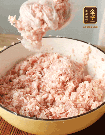 肉丁、咸肉丁、一丟丟鹽、料酒拌勻，反復(fù)摔打上勁。接著加入1兩蔥姜水，反復(fù)拌勻摔打上勁。前后共加3遍。3遍后筍丁，接著反復(fù)摔打上勁。最后加入1個(gè)蛋清、3茶匙生粉拌勻摔打上勁