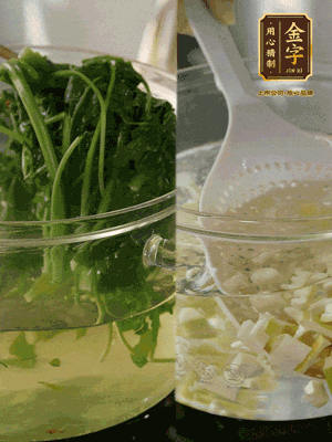 春筍切丁焯水；薺菜加鹽焯水，過涼水后切成細(xì)末