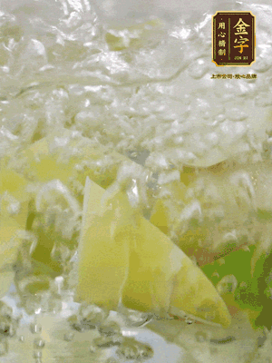 春筍沿著外皮豎著淺劃一刀，剝下外殼，切掉尾部的老根，切滾刀塊。簡單焯水去澀味。